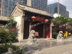 宽厚里三期西头，紧靠网红美食