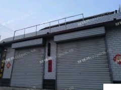平安街道沿街商铺，门口有集市